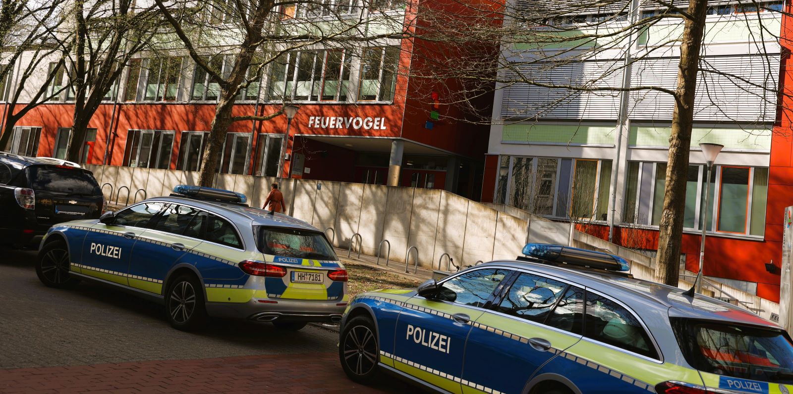 Polizei-Einsatz am Feuervogel: Die Täter drangen am Sonnabend über mehrere Fenster gewaltsam in das Bürgerzentrum Feuervogel ein. Foto: Lenthe-Medien/Presang