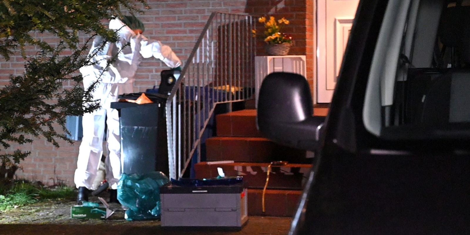 Ein Polizist sichert Spuren am Fundort der Babyleiche. Foto: Lenthe-Medien