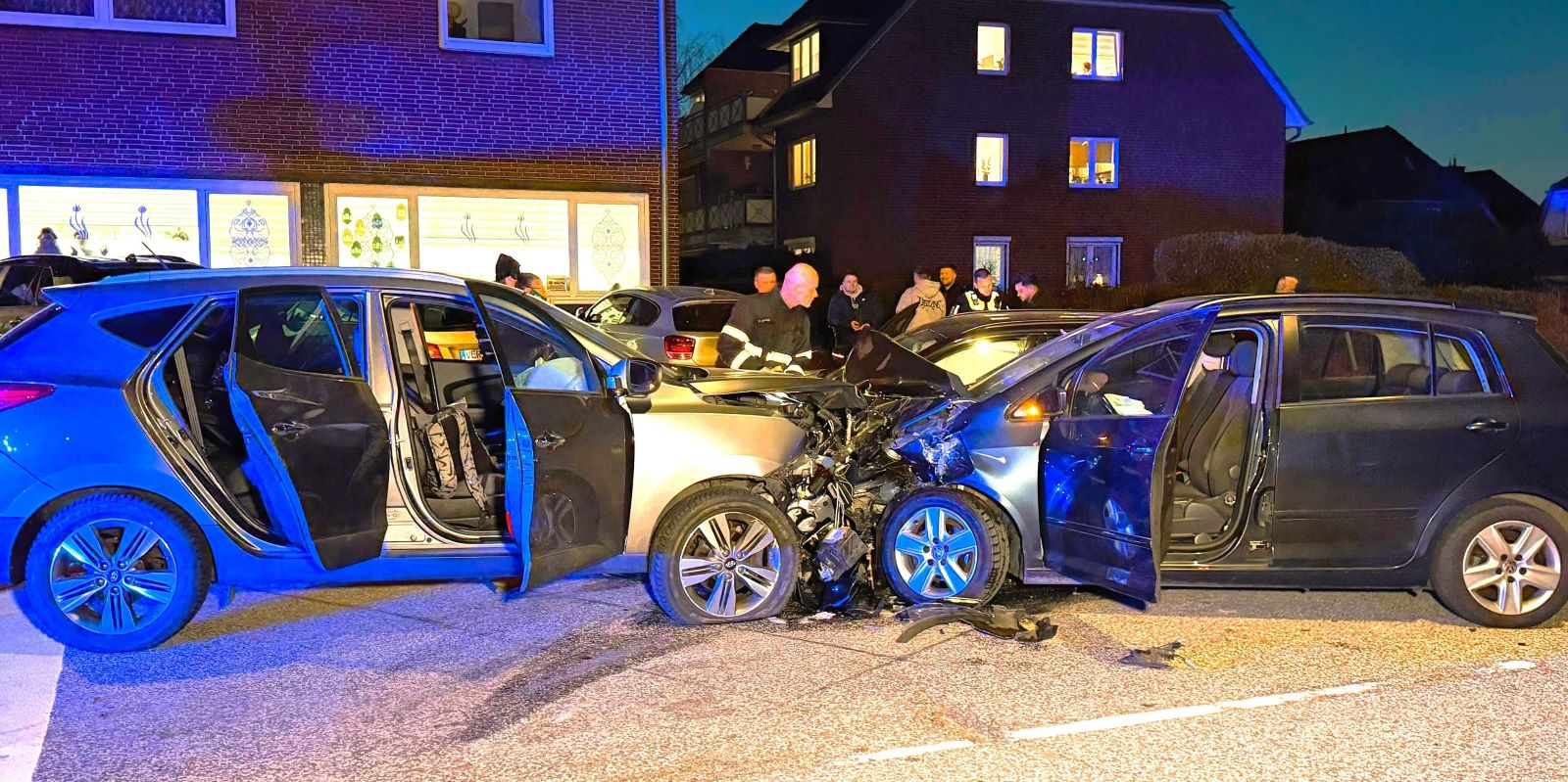 Die Fahrzeuge fuhren frontal gegeneinander. Foto: Lenthe-Medien
