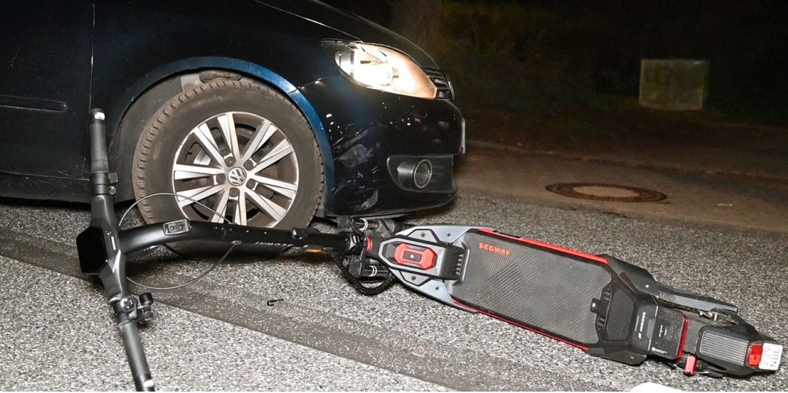 Auf dem Sinstorfer Kirchweg wurde ein E-Scooter-Fahrer bei Zusammenstoß mit einem Auto schwer verletzt. Foto: Lenthe-Medien