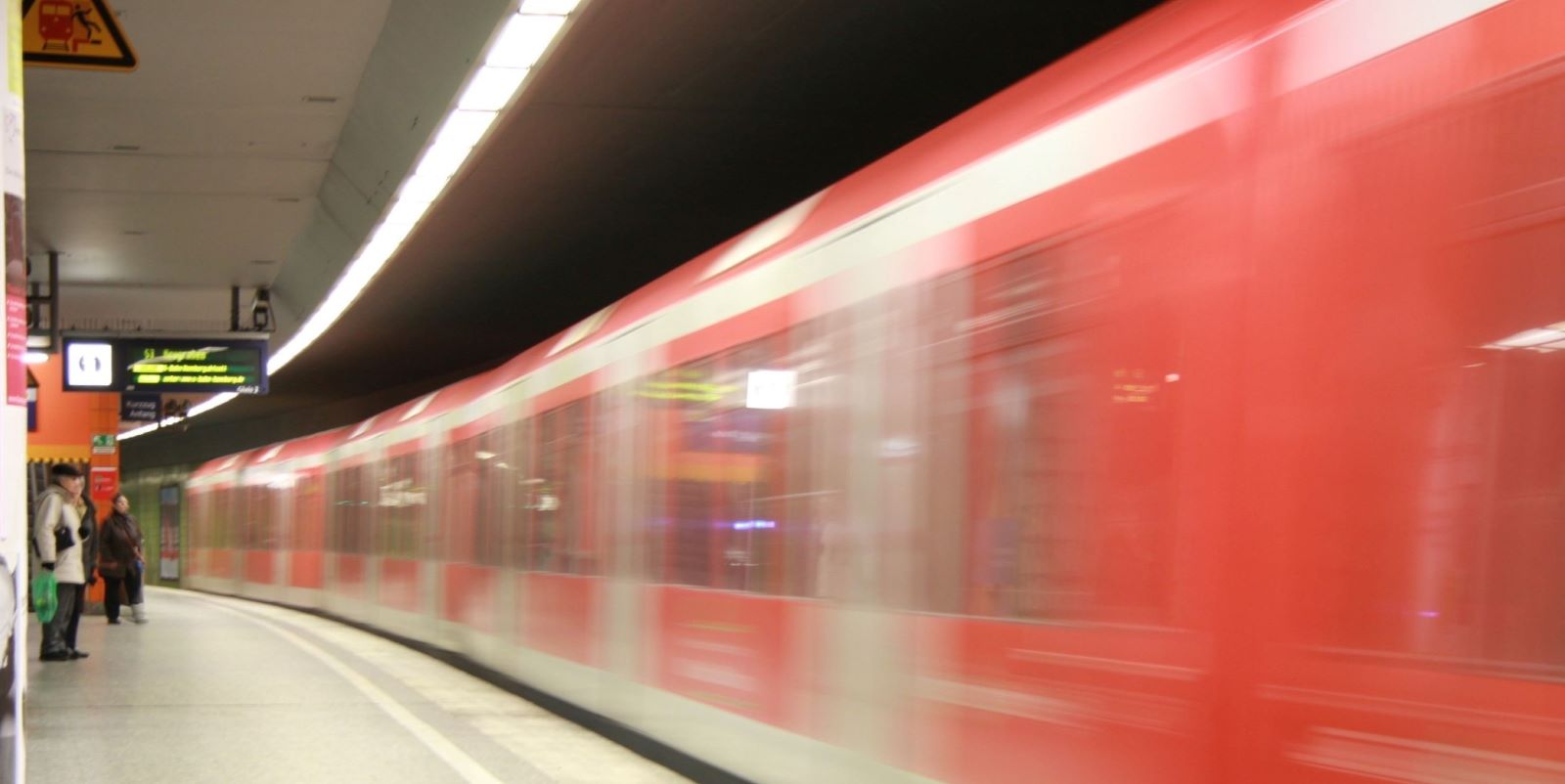 Lebensgefahr im S-Bahnhof-Heimfeld: 53-jähriger Serbe spaziert im Gleisbereich
