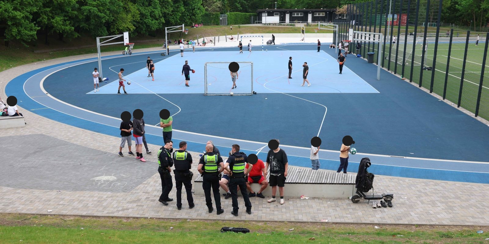 Auf der Sportanlage im Sportpark Außenmühle ist es am Sonntagabend zu einer Auseinandersetzung zwischen rund 20 Jugendlichen gekommen.Lenthe-Medien/Reimer
