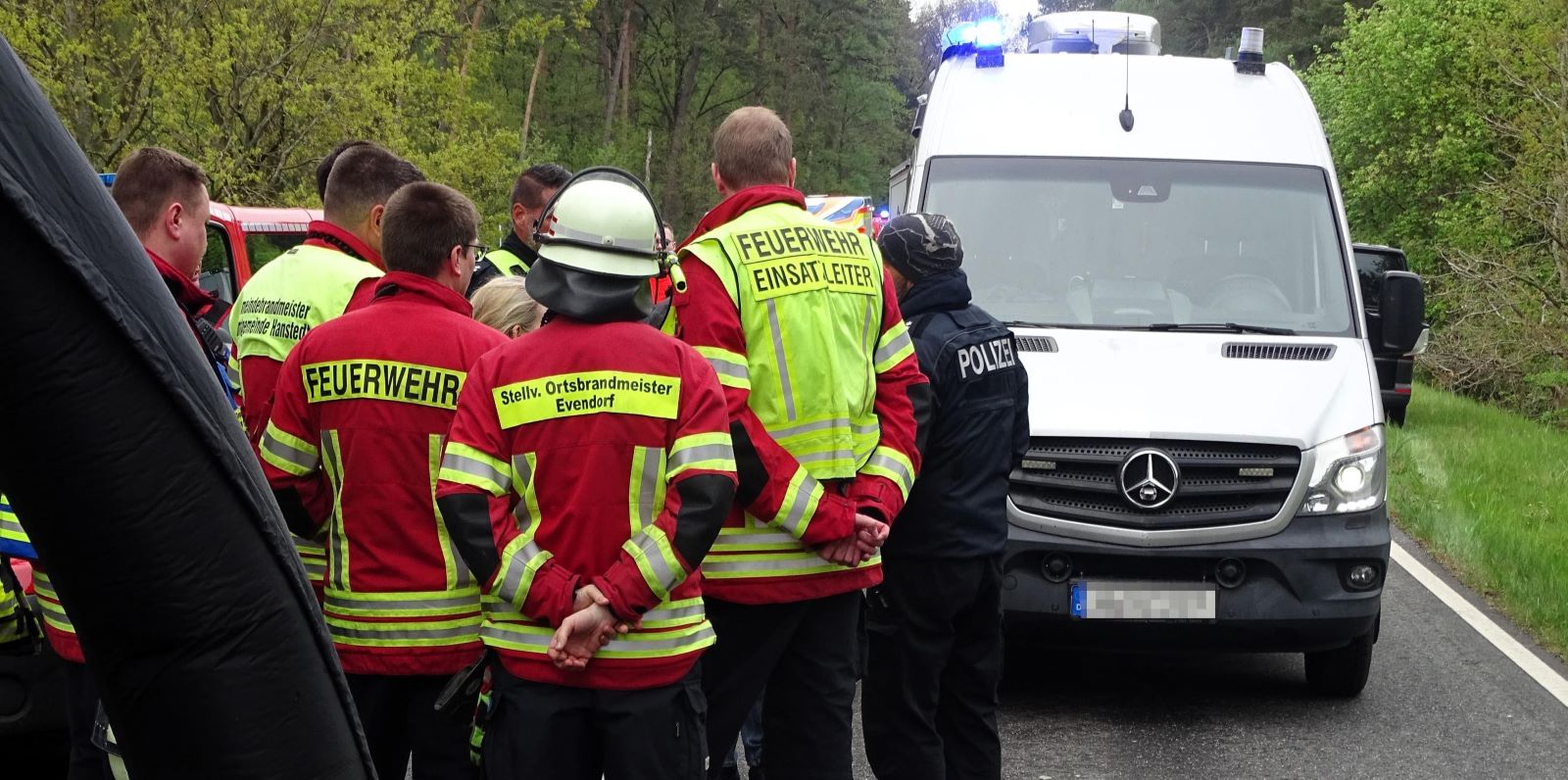 Einsatzkräfte bei der gemeinsamen Lagebesprechung. Foto: Pressestelle Feuerwehr Samtgemeinde Hanstedt