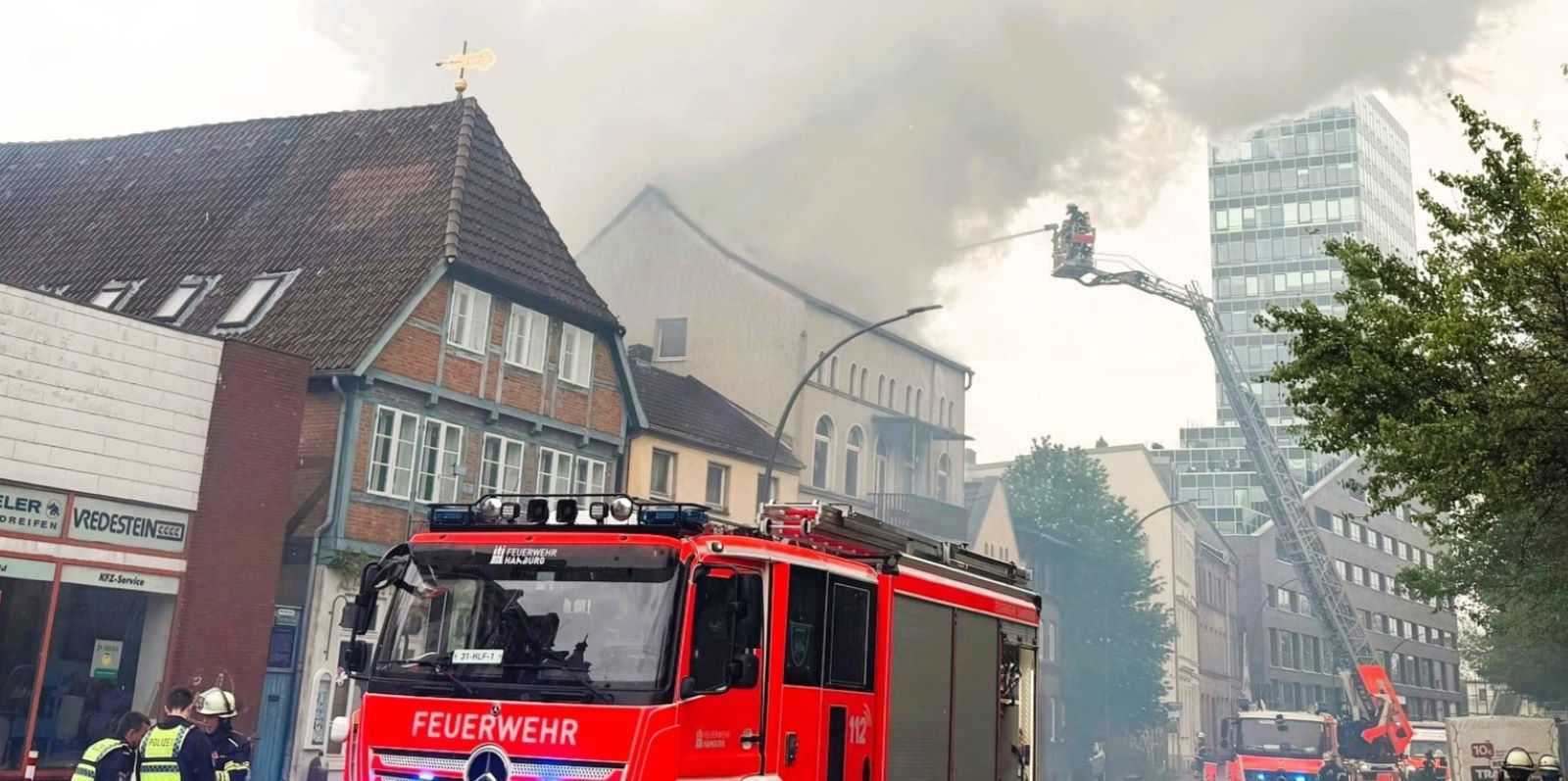 Feuer am Karnapp: Die Feuerwehr Hamburg war mit einem Großaufgebot von 115 Kräften im Einsatz. Foto: Lenthe-Medien