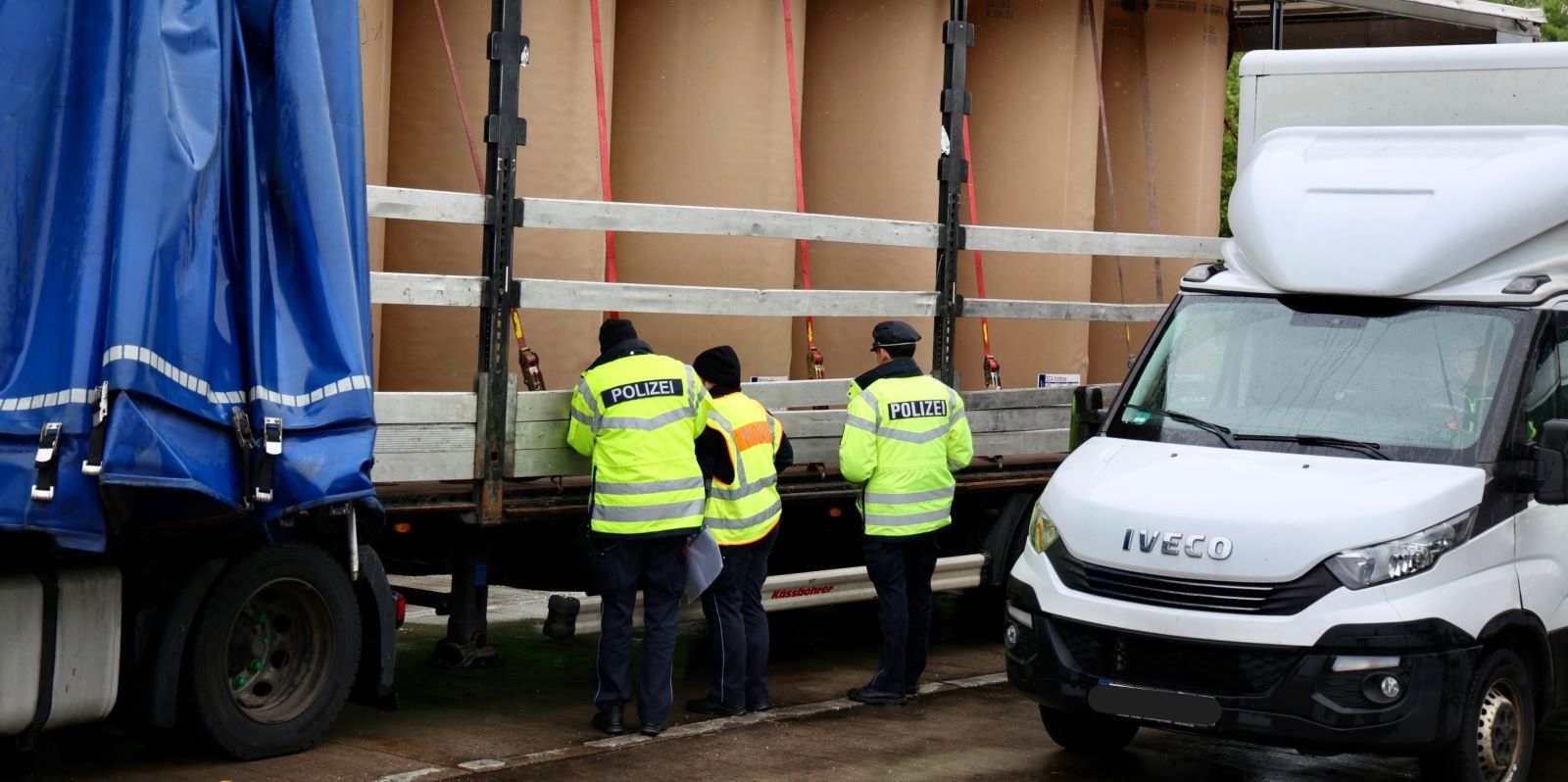 Lkw im Visier der Polizei: Schwerlastkontrolle auf der A7. Foto: Lenthe-Medien/Presang