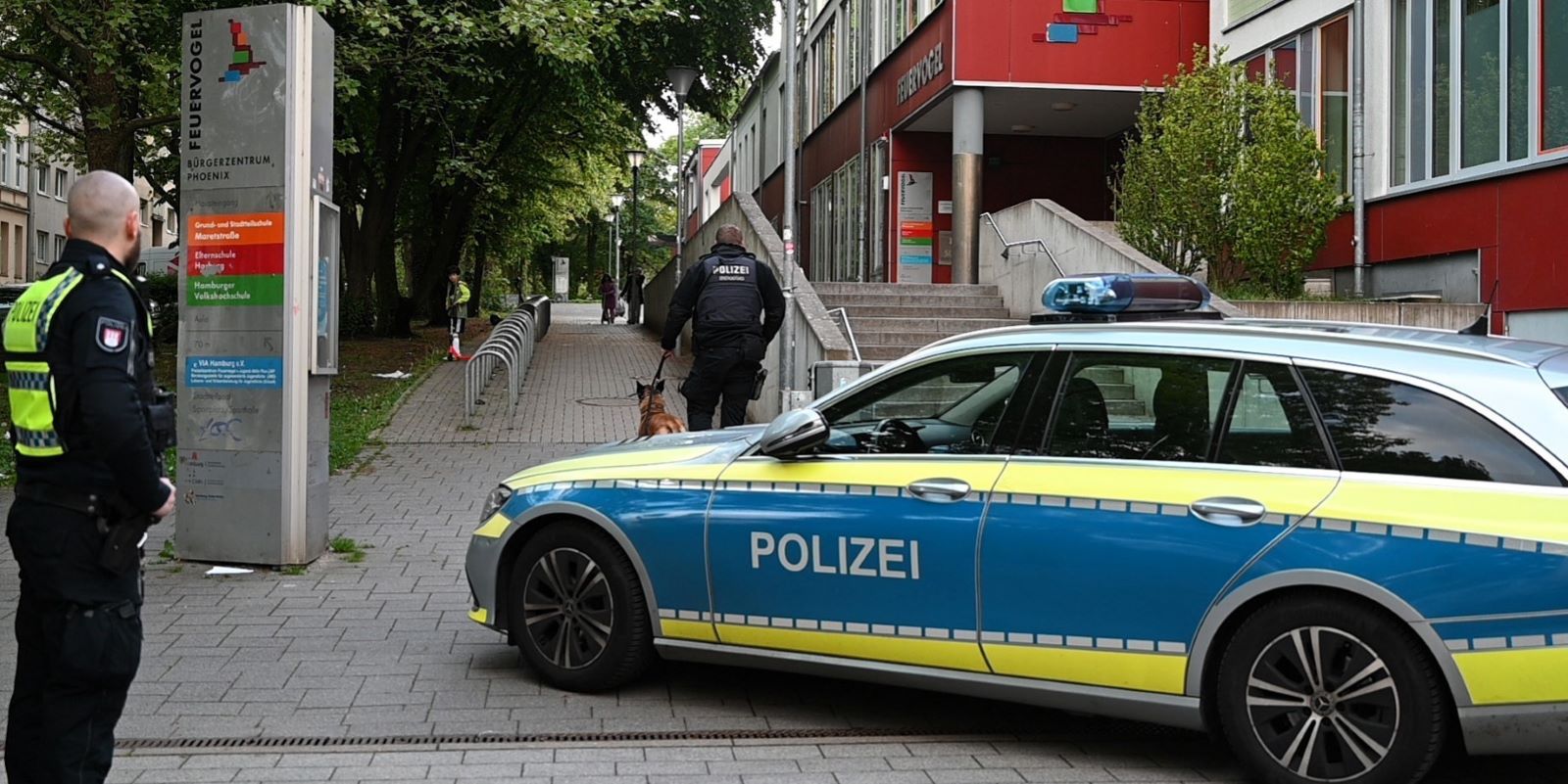 Auch Diensthunde-Führer suchten das Gelände rund um den Feuervogel und die Schule ab. Foto: Lenthe-Medien
