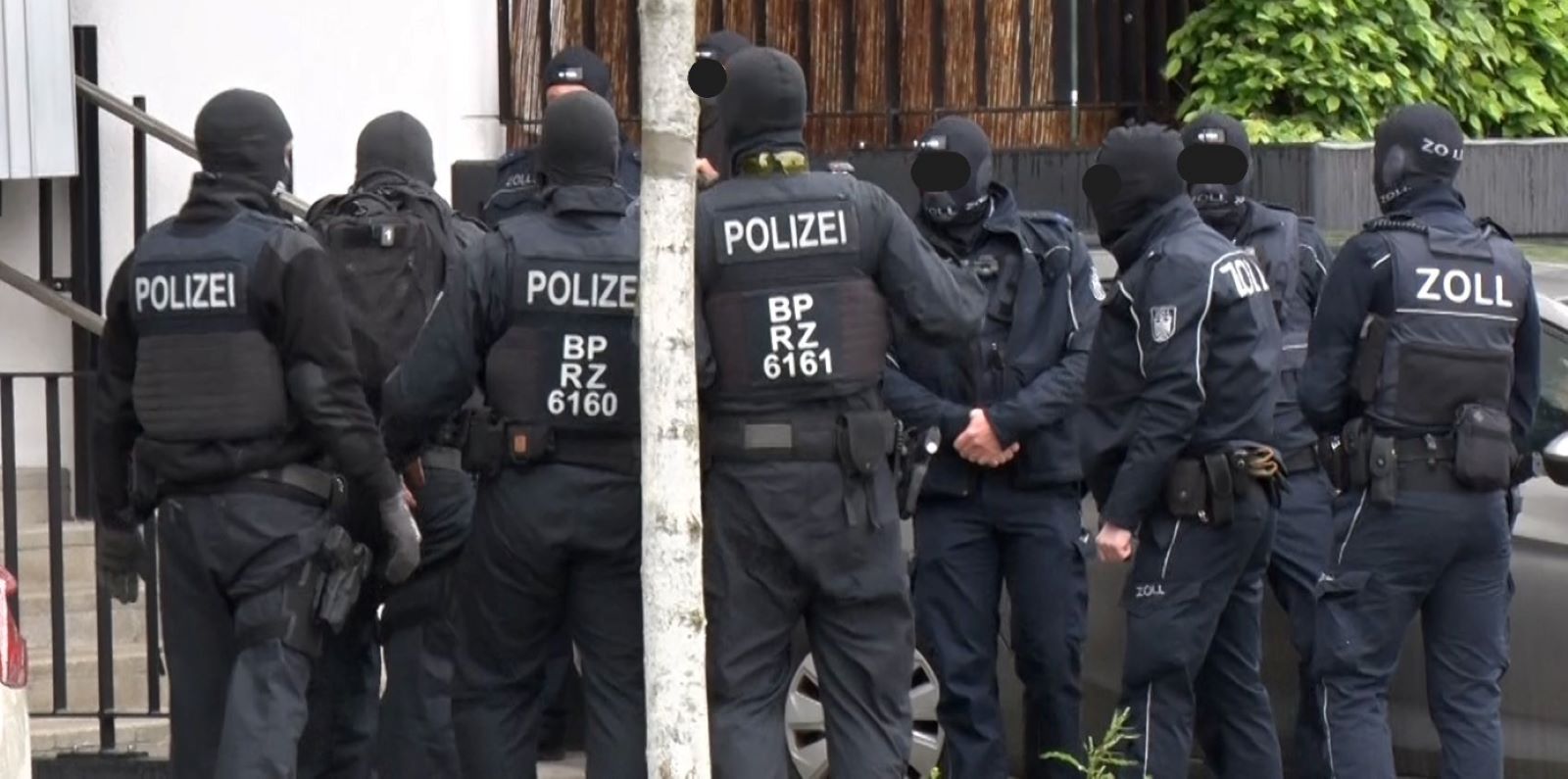 In den frühen Morgenstunden wurde unter anderem eine Wohnung in der Theodor-Yorck-Straße im Harburger Binnenhafen durchsucht. Foto: Lenthe-Medien