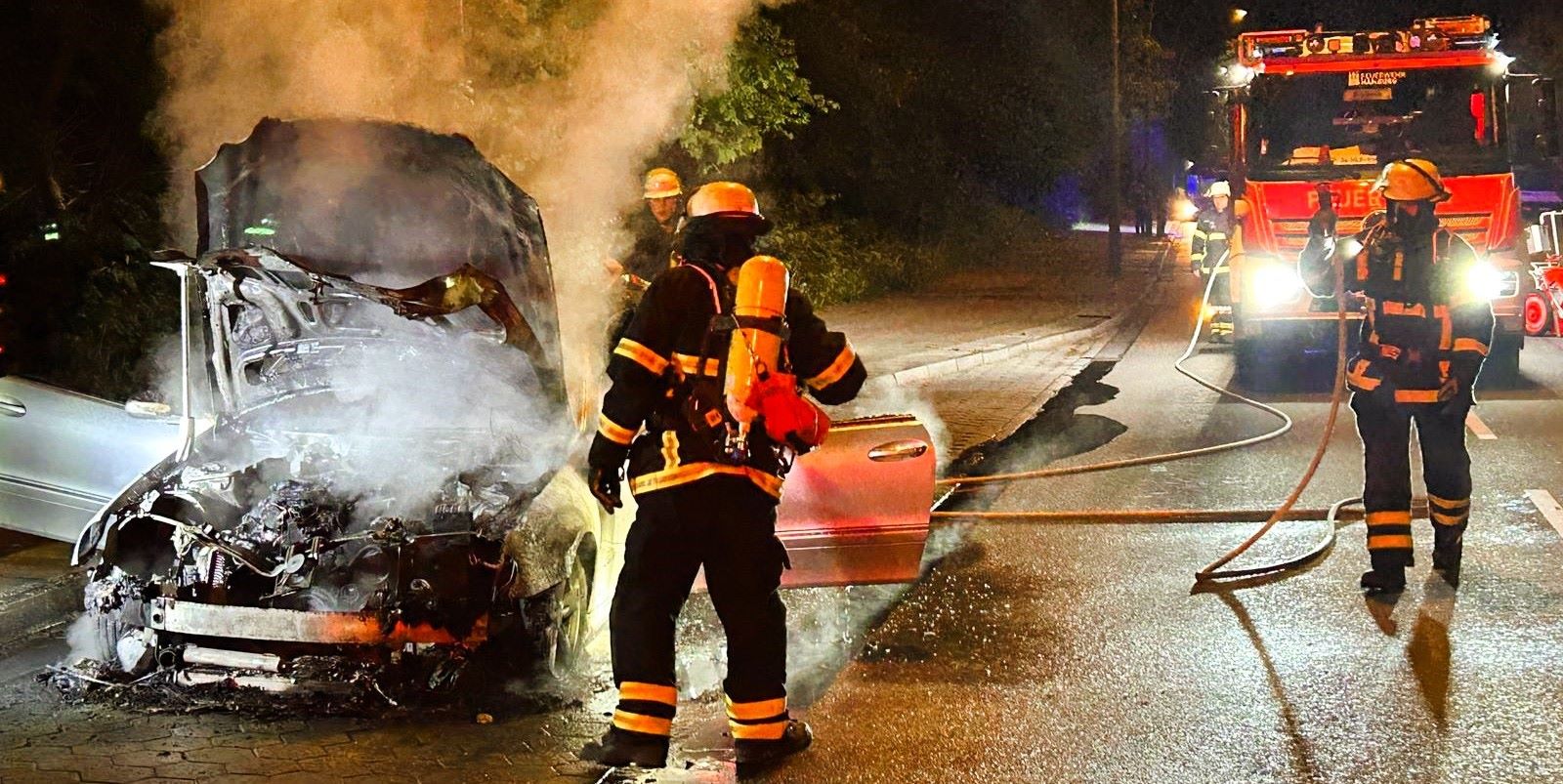 Beim Eintreffen der Einsatzkräfte stand der Mercedes, der im Bereich einer Bushaltestelle in Richtung Stadteinwärts zum Stehen kam, bereits in Vollbrand. Foto: Lenthe-Medien / Presang