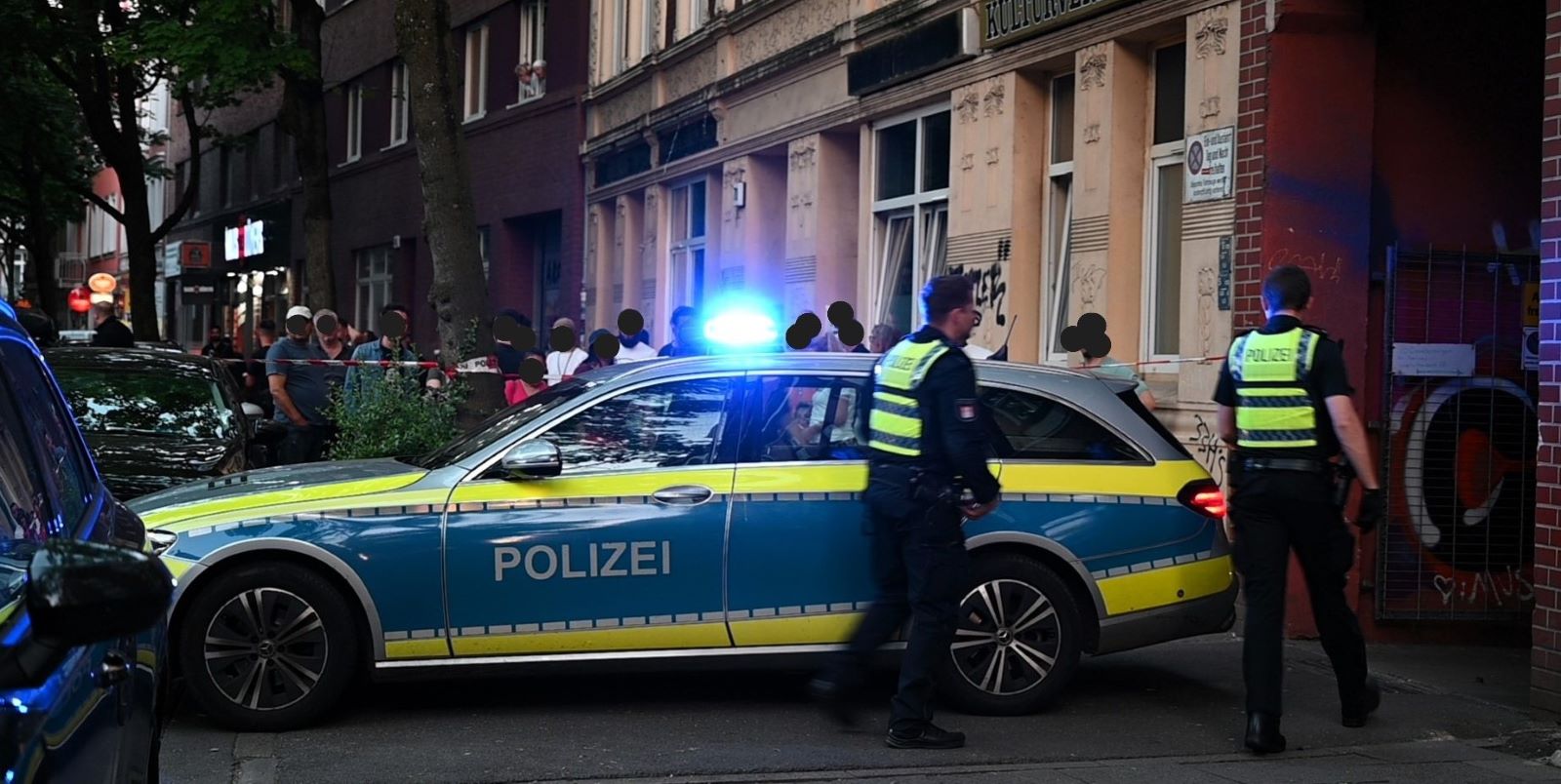 Rund um den abgesperrten Tatort versammelten sich zahlreiche Schaulustige, weshalb die Polizei die  Absperrungen mehrfach erweitern musste. Fotos: Lenthe-Medien/Harms
