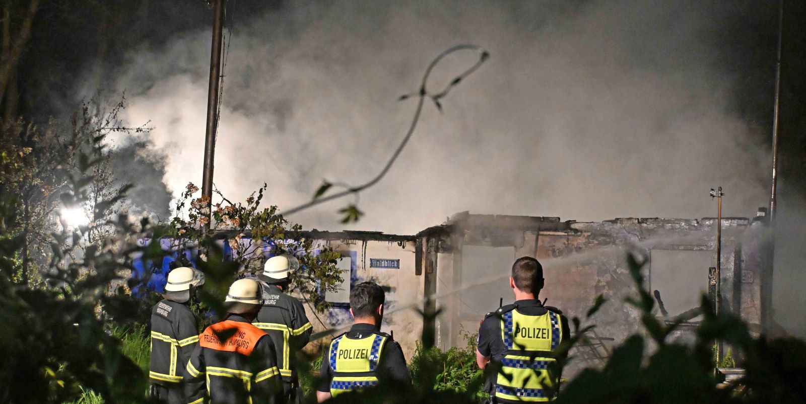 Die Polizei sperrte den Bereich ab und beschlagnahmte die Brandruine als möglichen Tatort. Foto: Lenthe-Medien/Apelt