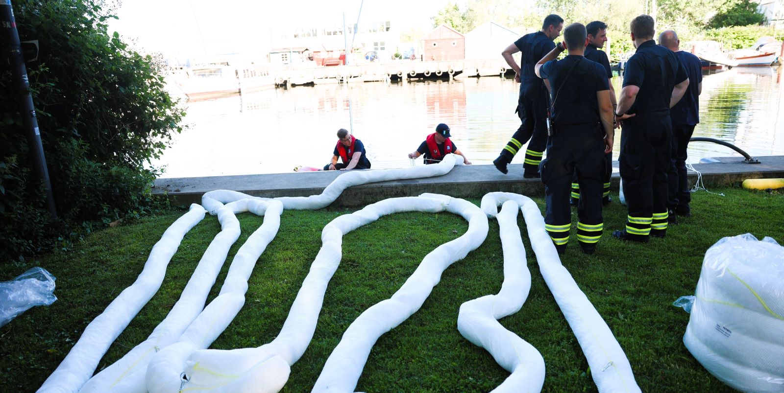 Um eine weitere Ausbreitung zu verhindern, setzten die Einsatzkräfte Absorberschlängel ein. Foto: Lenthe-Medien/Reimer
