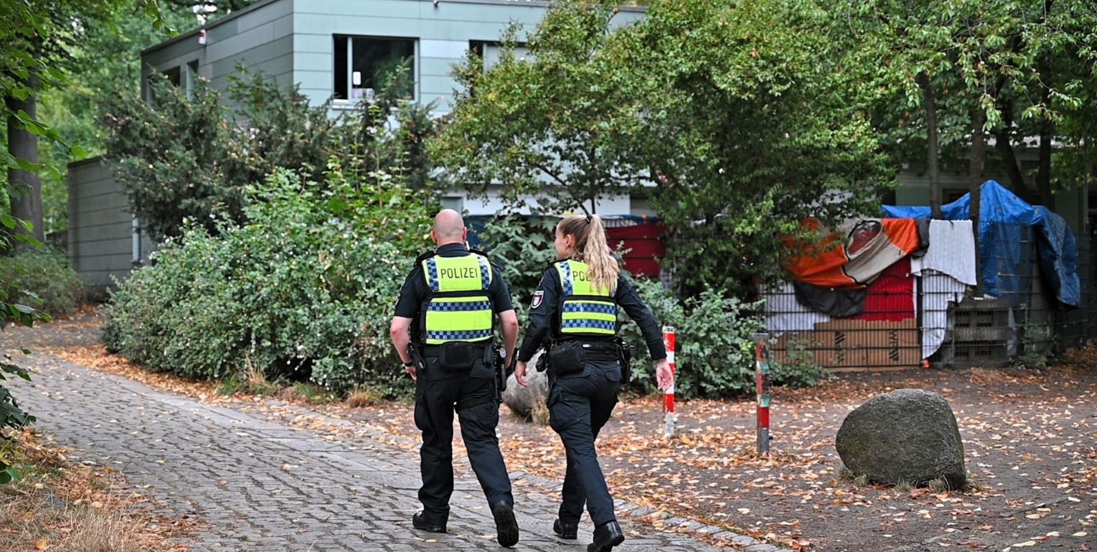 Die Polizei hielt ihre angekündigte Präsenz im Bereich des Parks und der Schulen auch nach dem Vorfall aufrecht.  Foto: Lenthe-Medien