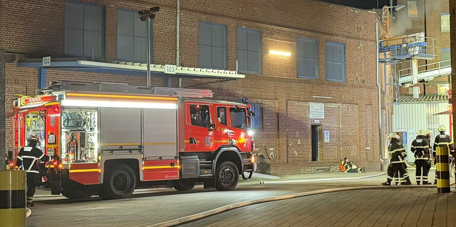 Im Harburger Binnenhafen hat am Mittwochabend ein Feuer in einer Lagerhalle einen größeren Einsatz der Feuerwehr ausgelöst. Foto: Lenthe-Medien