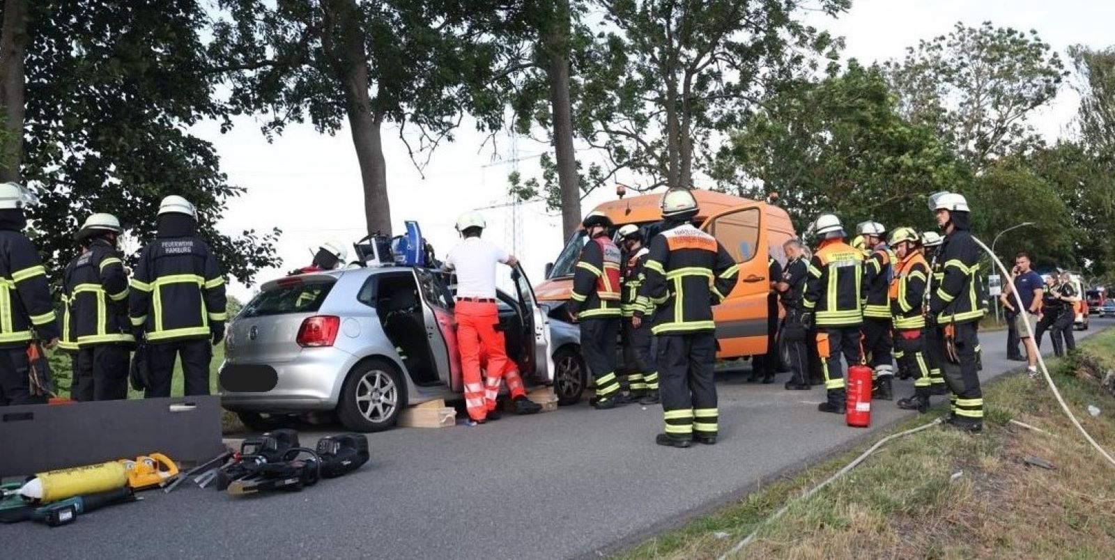Frontal-Zusammenstoß: Einsatzkräfte an der Unfallstelle. Foto: Lenthe-Medien/Reimer
