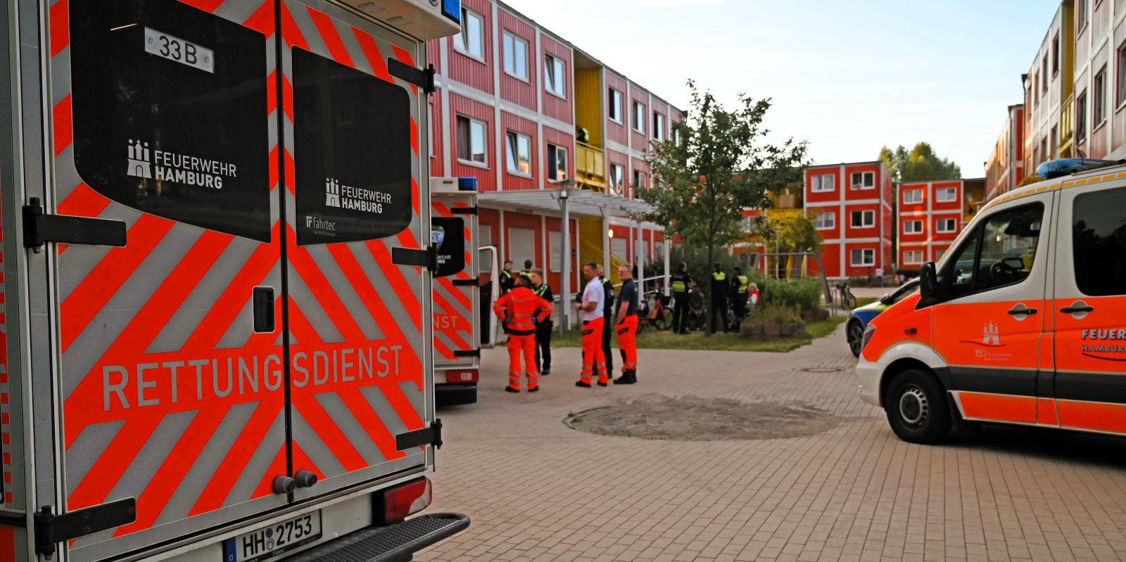 Zwei Notärzte übernahmen die medizinische Versorgung der Jugendlichen. Im Verlauf der Behandlung kamen beide Mädchen wieder zu Bewusstsein. Foto: Lenthe-Medien