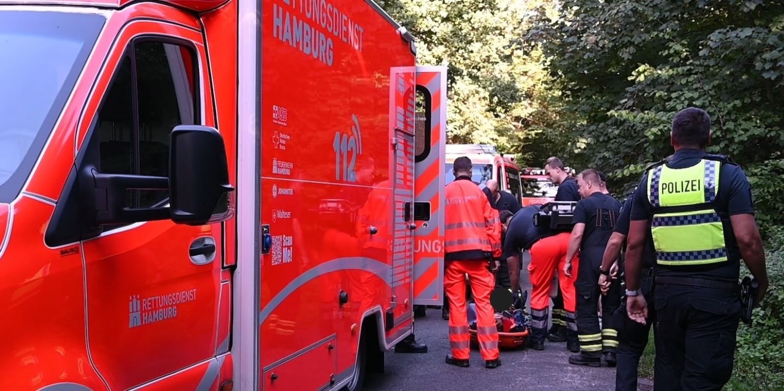 Rettungskräfte bei der Erstversorgung im Heimfelder Wald. Foto: Lenthe-Medien