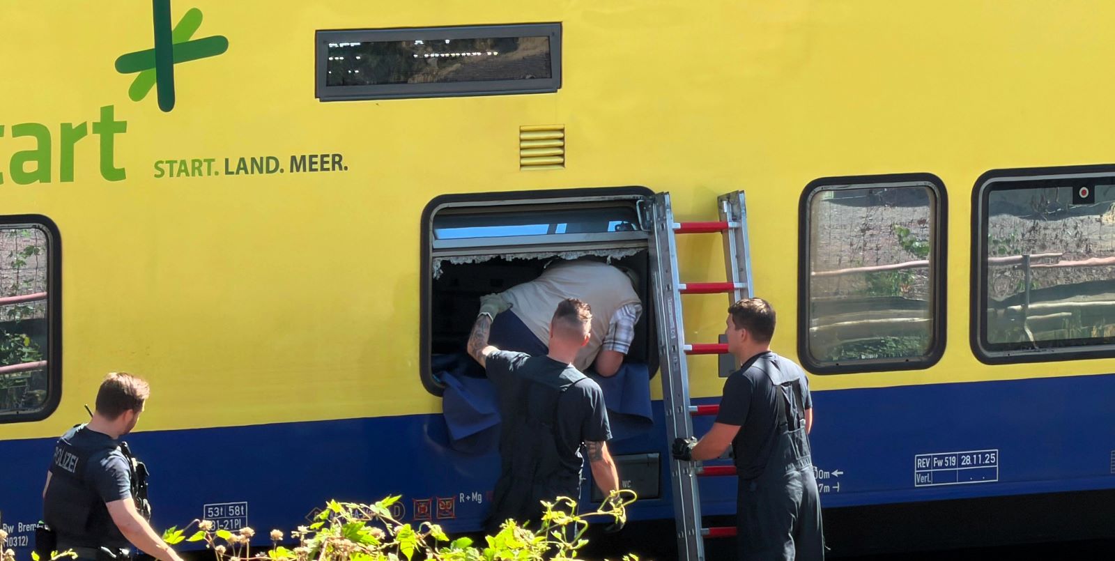 Die  Feuerwehr schlug das Toilettenfenster des Triebwagens ein und schuf dem  Mann damit einen Fluchtweg aus seiner misslichen Lage. Foto: Lenthe-Medien/Reimer