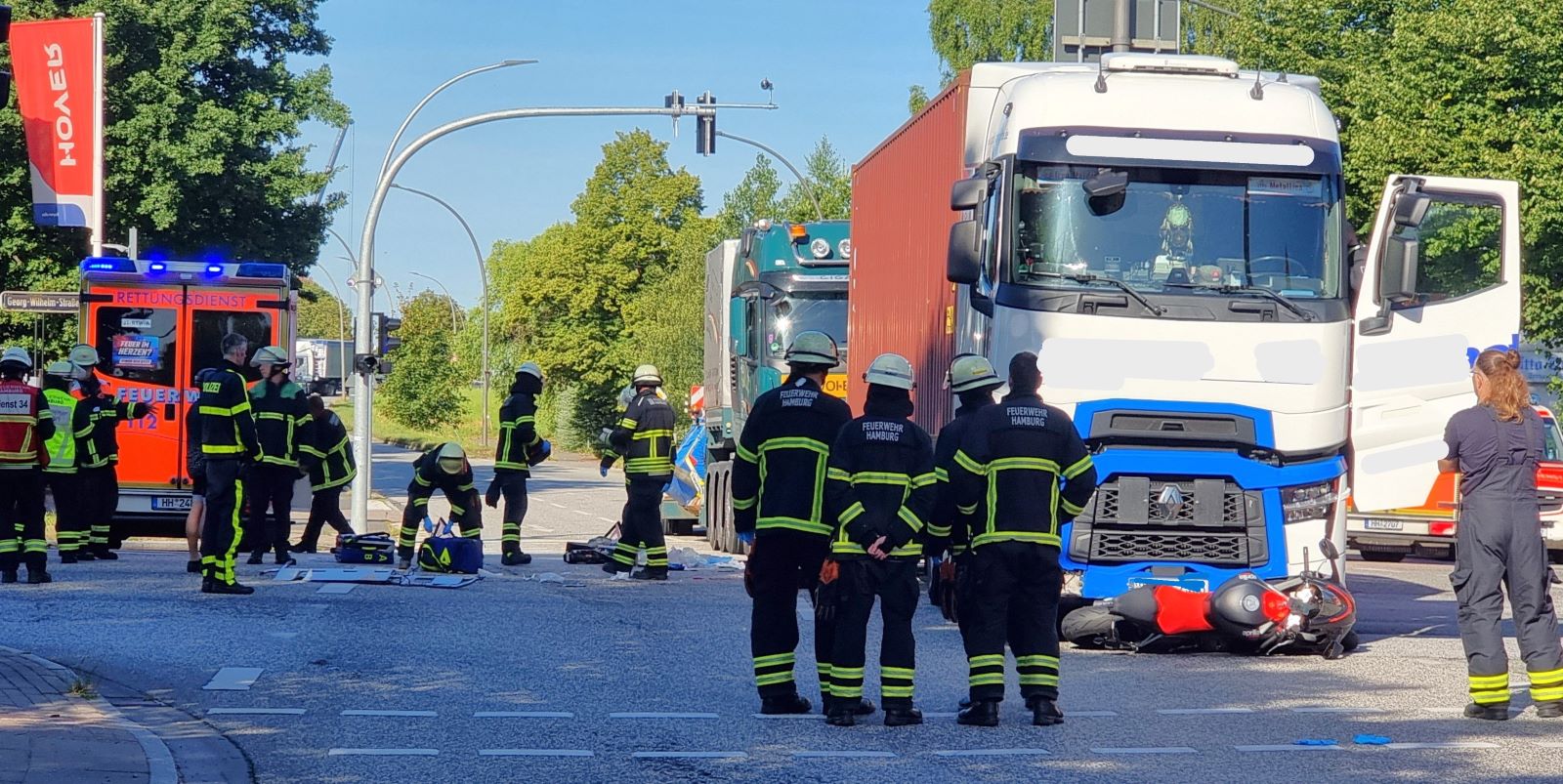 Nach ersten Informationen geriet ein Motorradfahrer bei dem Unfall unter einen Sattelschlepper und wurde von dessen Vorderachse überrollt. Foto: Lenthe-Medien