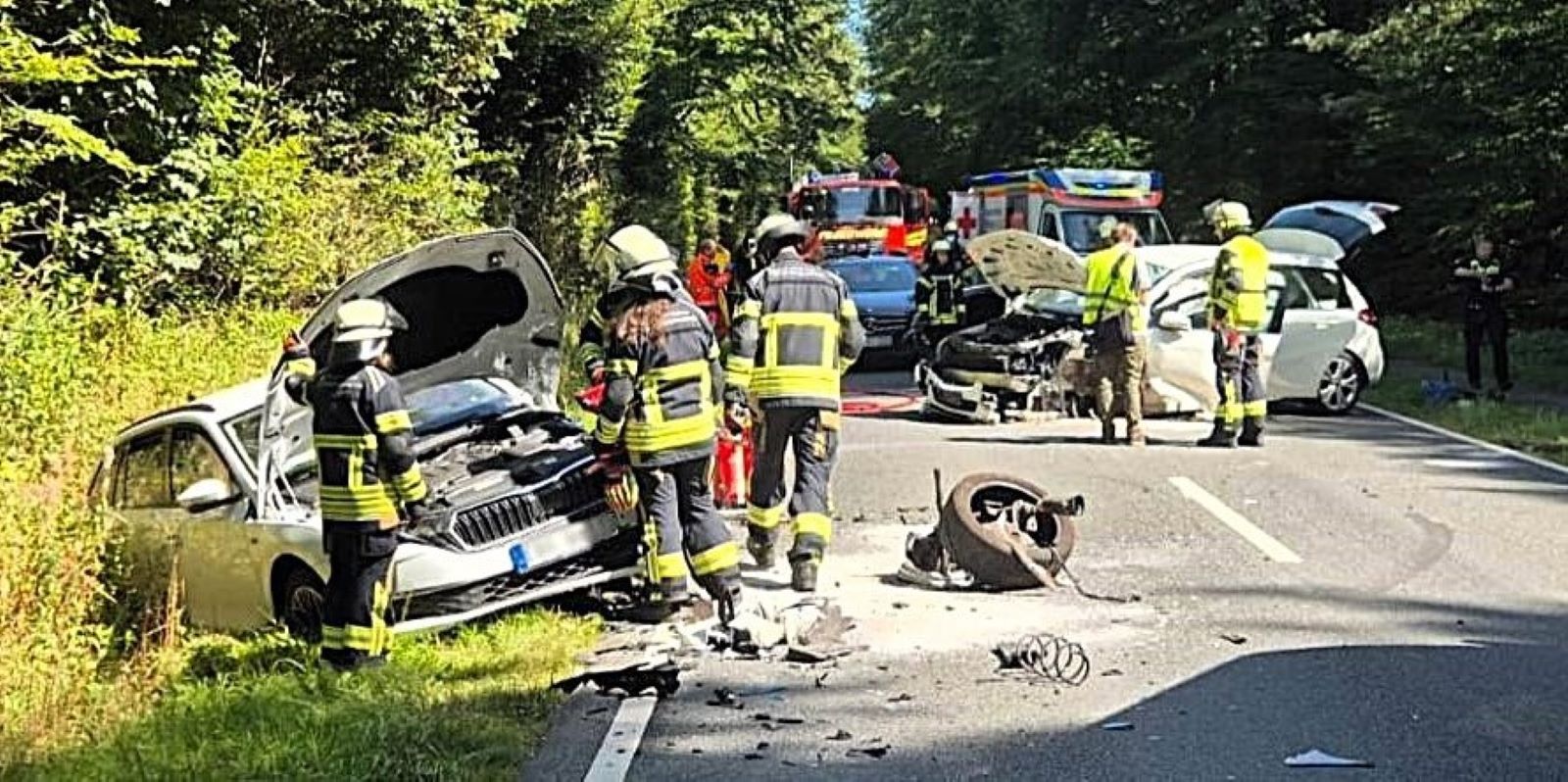 Trümmerfeld auf der Rosengartenstraße: Einsatzkräfte am Unfallort. Foto: Feuerwehr