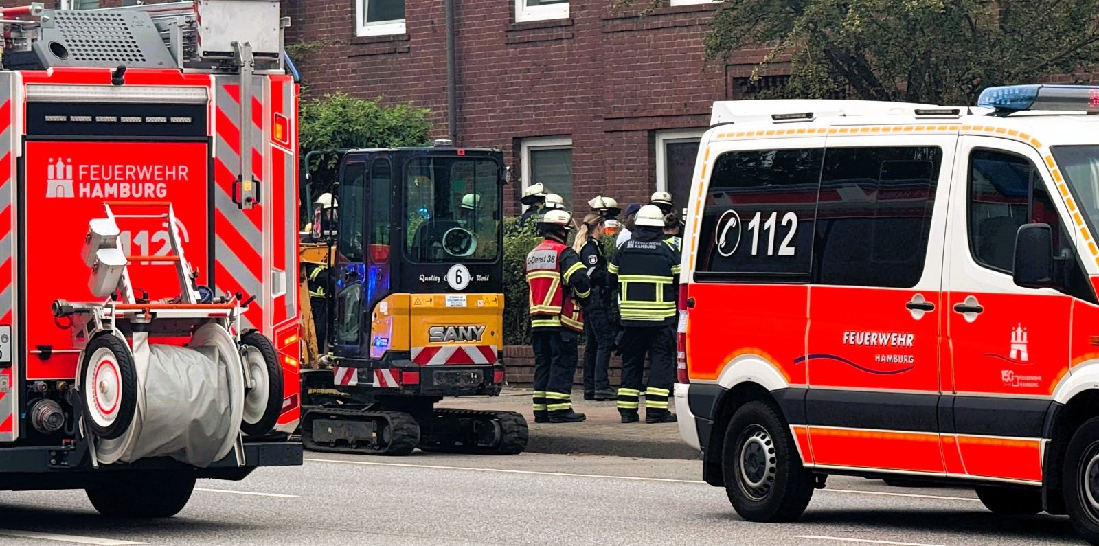 Ein Feuerwehreinsatz sorgt am Dienstagnachmittag für erhebliche Verkehrsbehinderungen auf der Stader Straße. Foto: Lenthe-Medien/Harms