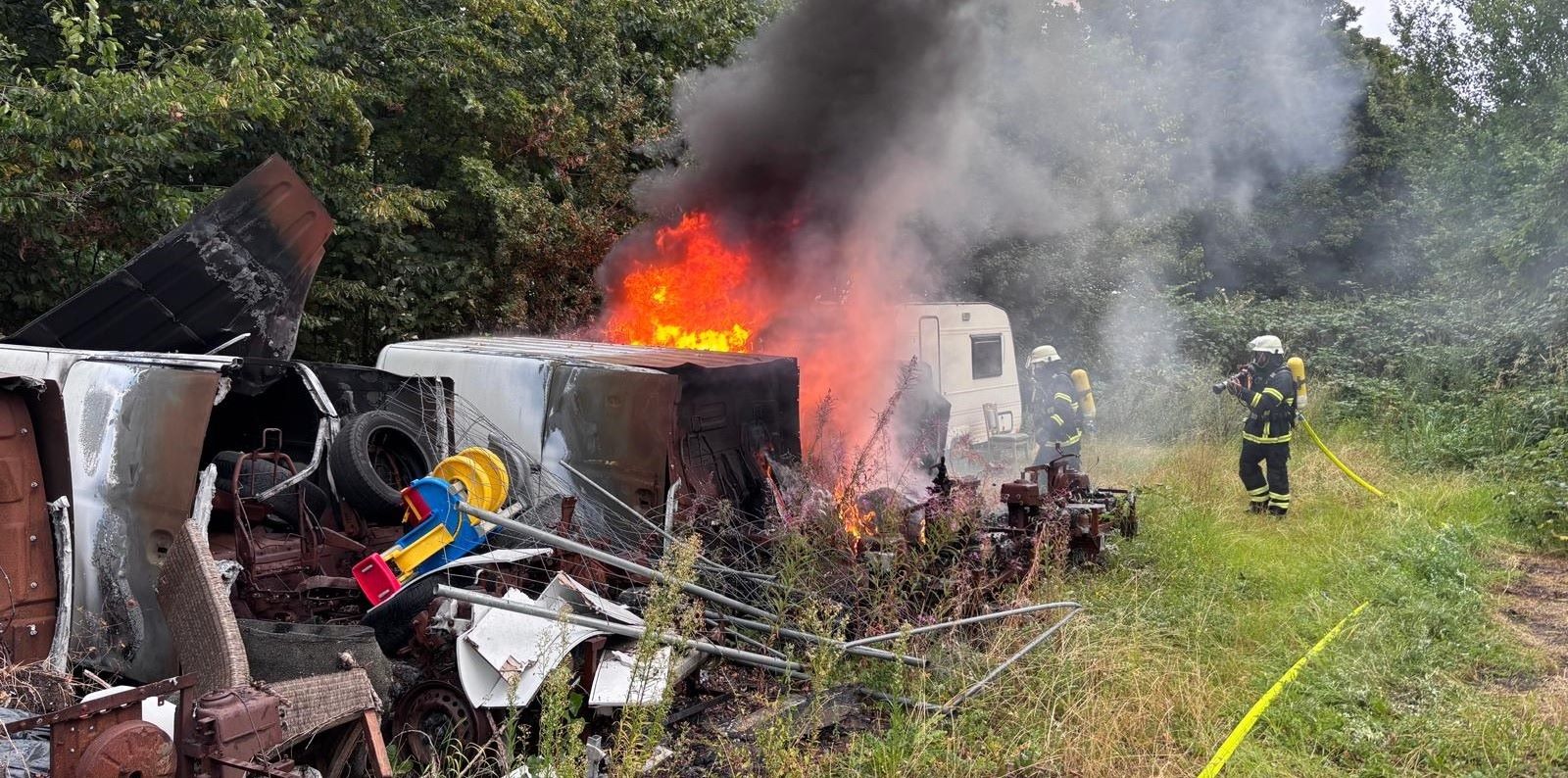 Beim Eintreffen der Feuerwehr standen die beiden Fahrzeuge bereits in Vollbrand. Foto: Lenthe-Medien/Hingeberg-Pedersen