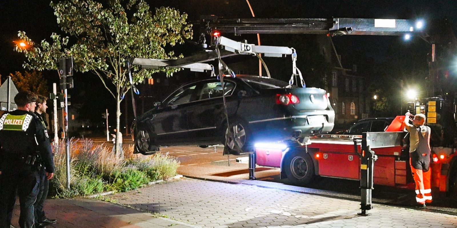  Der  VW wurde noch am Abend von der Polizei sichergestellt, der 18-jährige Fahrer vorübergehend festgenommen. Foto: Lenthe-Medien