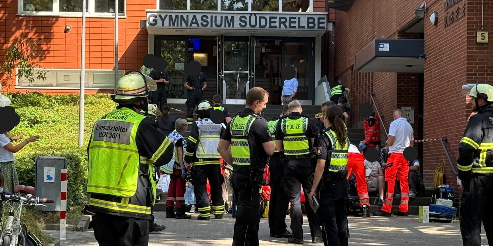 Großeinsatz für die Rettungskräfte am Gymnasium Süderelbe im Falkenbergsweg. Foto: Lenthe-Medien