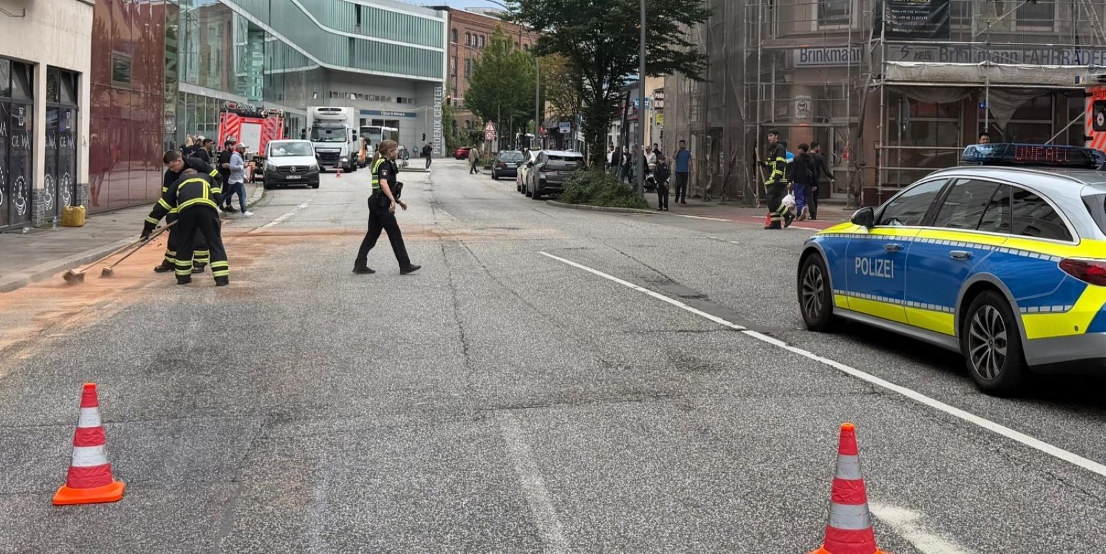Die Wilstorfer Straße wurde für die Dauer der Rettungs- und Aufräumarbeiten bis etwa 15.40 Uhr in beide Richtungen voll gesperrt. Foto: Lenthe-Medien/Reimer