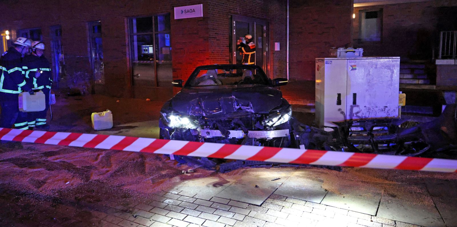 Bei einem mutmaßlichen illegalen Autorennen ist in der Nacht zu Sonntag  ein Auto in der Knoopstraße in Harburg gegen eine Hauswand  geprallt. Foto: Lenthe-Medien/Reimer