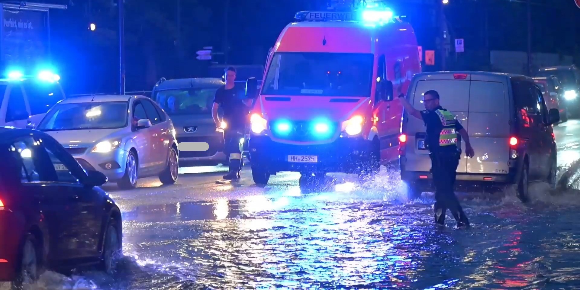 Heftige Regenfälle haben am Sonntagabend auf der B73 in Harburg erneut für massive Verkehrsbehinderungen gesorgt. Foto: Lenthe-Medien/Apelt