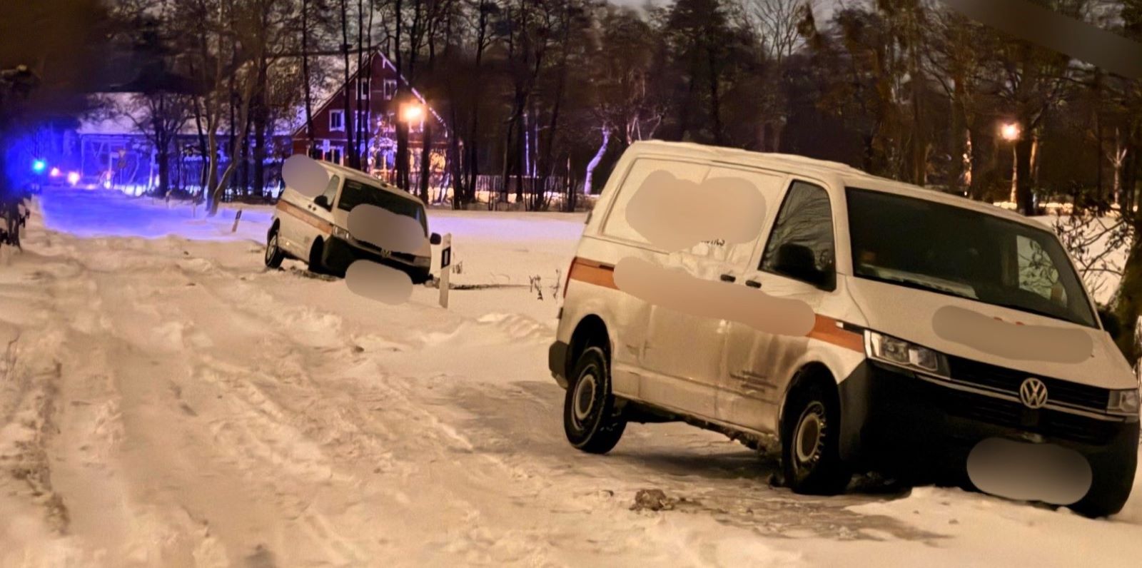 Aufgrund starken Schneefalls, kräftiger Windböen und ausgeprägter Schneeverwehungen verloren mehrere Fahrzeuge die Kontrolle, kamen von der Fahrbahn ab und landeten im Straßengraben. Foto: Lenthe-Medien/Harms