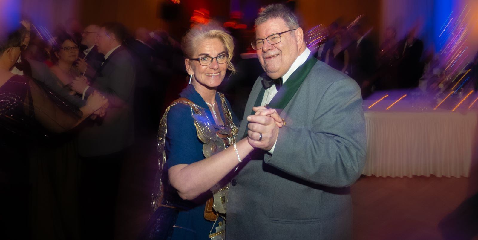 Das Heimfelder Königspaar Caro und Jens Kabuse beim Eröffnungstanz. Foto: Niels Kreller