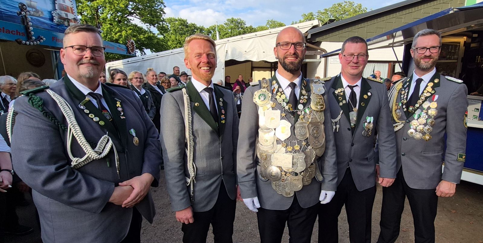 Die Adjutanten Marcel Schlichte (v.l.), Michael Kusen, Steffen Balhorn und Lars Balhorn umrahmen König HendrikMeyer. Foto: privat