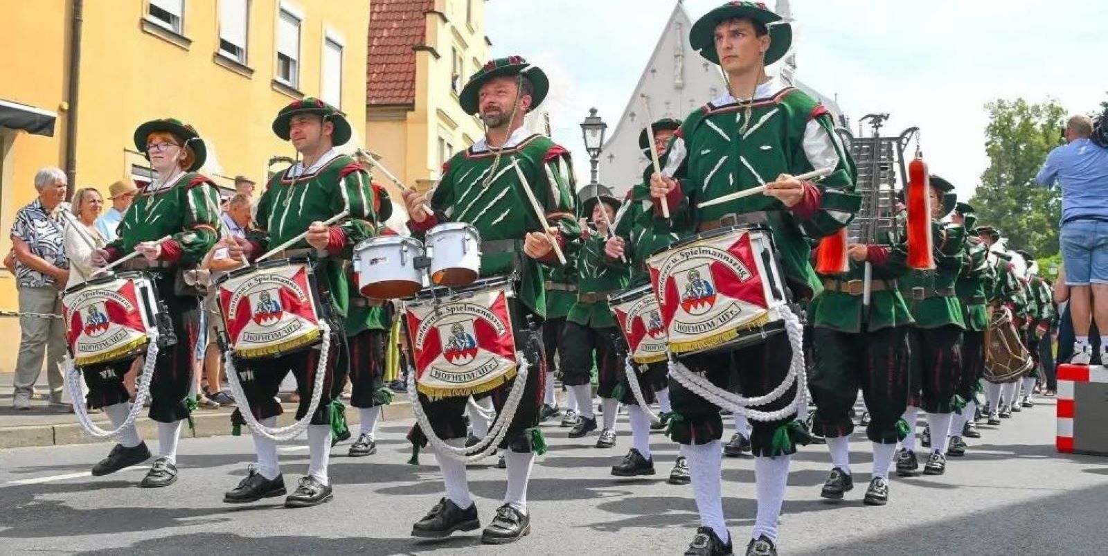 Musikalischer Leckerbissen am Schützentag: Rund 40 Musiker, Fahnenschwinger sowie Standartenträger reisen aus Bayern nach Harburg an. Foto: pr
