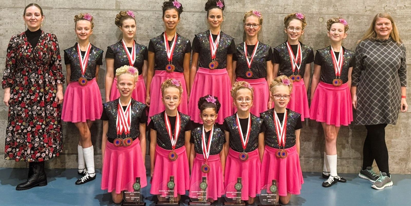 Die erfolgreichen Nachwuchsteams der HNT, mit ihren Trainerinnen Anna Krüger (li.) und Birgit Engelken. Foto: privat/HNT Irish Dance Academy