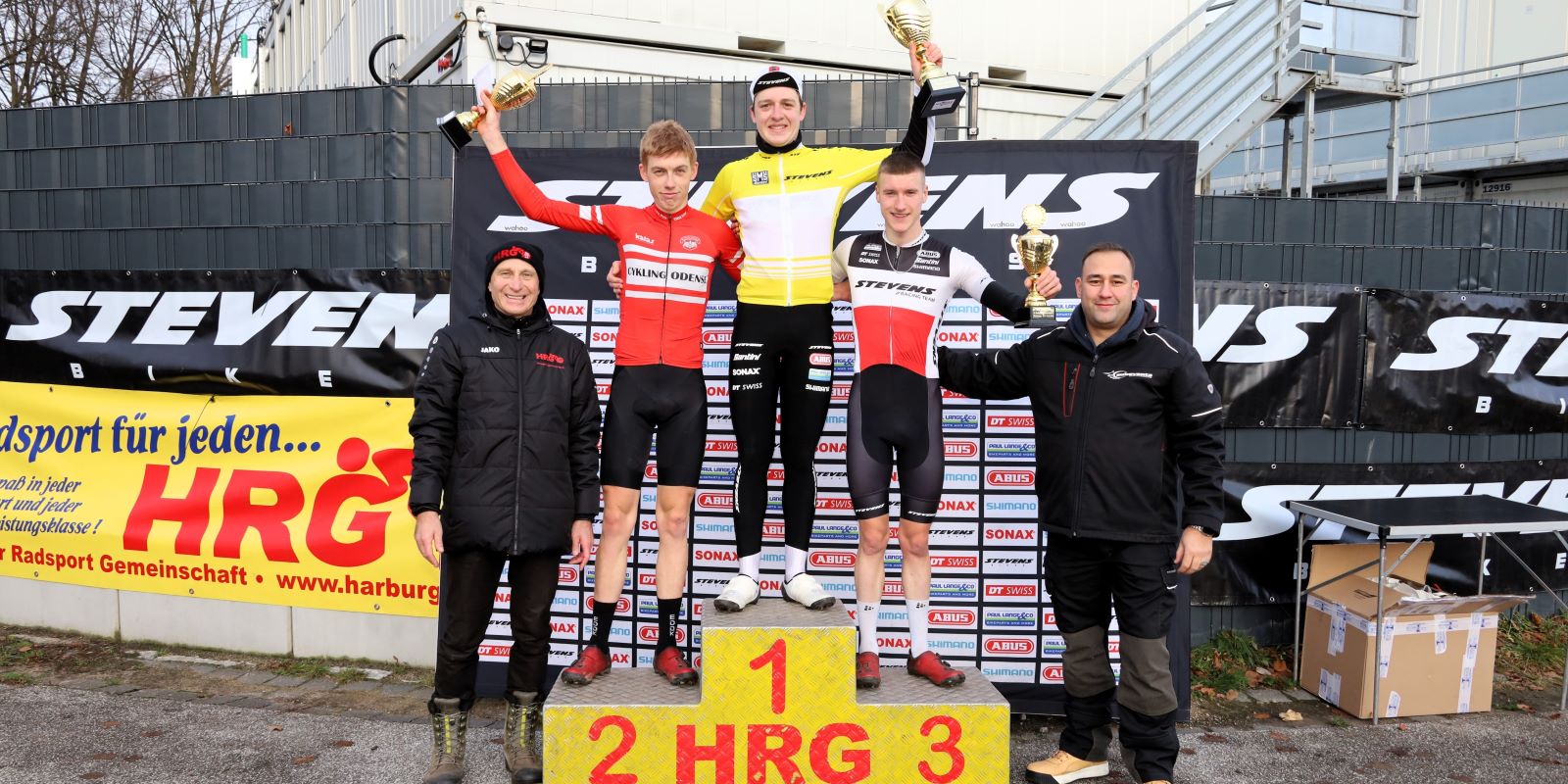 Frank Plambeck (links) und Bo Azzouz bei der Siegerehrung der Elitefahrer: Karl-Erik Rosendahl aus Dänemark, Sieger Jasper-Levi Pahlke und Piet Loos (HRV). Foto: Christian Bittcher