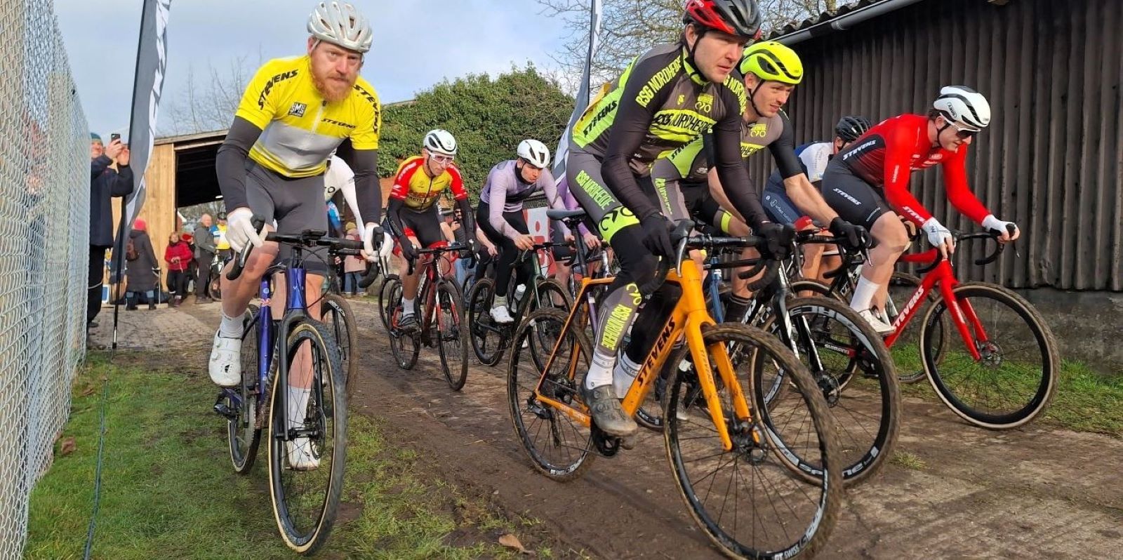 Der Start der Elite-Männer auf dem Obsthof in Moorburg. Foto: pr