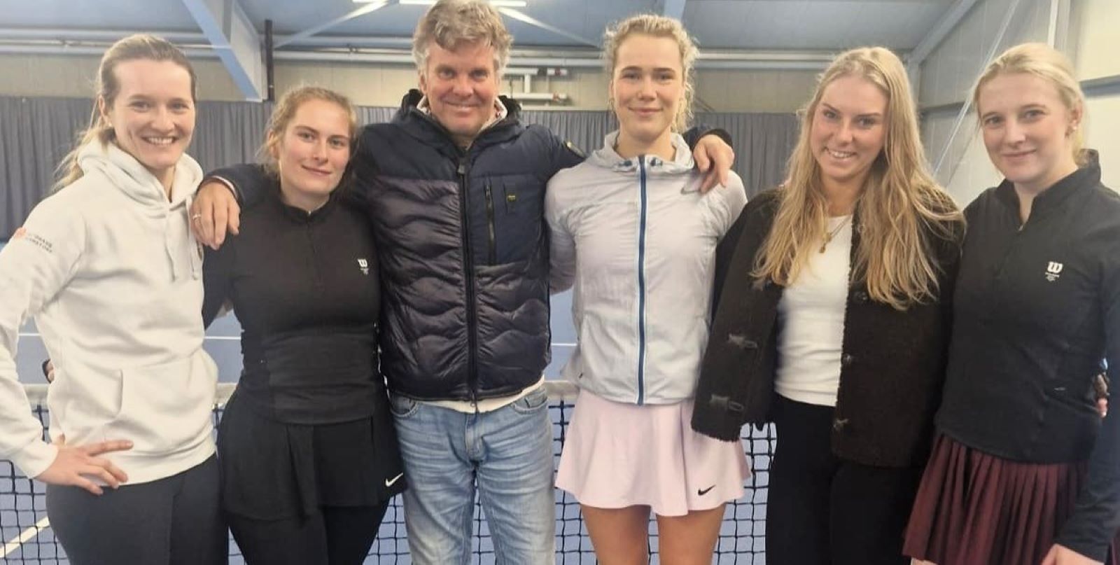  Das erfolgreiche Team vom HTB: Juilette Clement (v.l.), Nele Tomforde, Trainer Christian Dammann, Karoline Rohde-Laursen, Leonie Dreßler und Hannah Witzel. Foto: pr