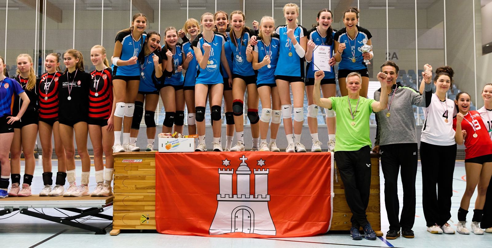Das U18-Team des VTH jubelt bei der Siegerehrung. Foto: Andreas Beckmann/VTH
