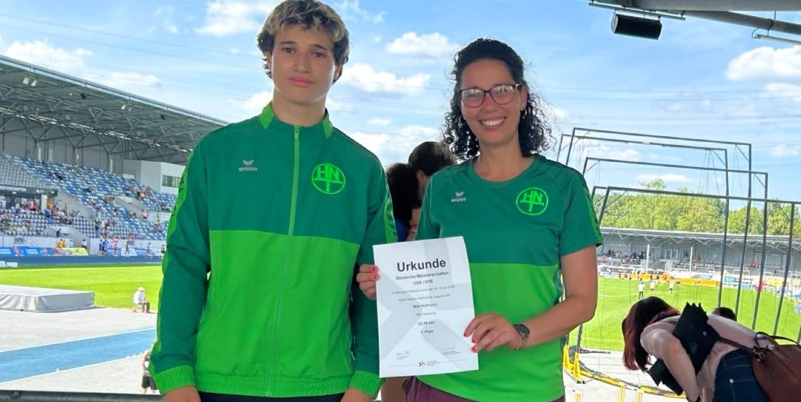 Nils Hofmann zusammen mit HNT-Trainerin Houssaina Dridi. Foto: HNT