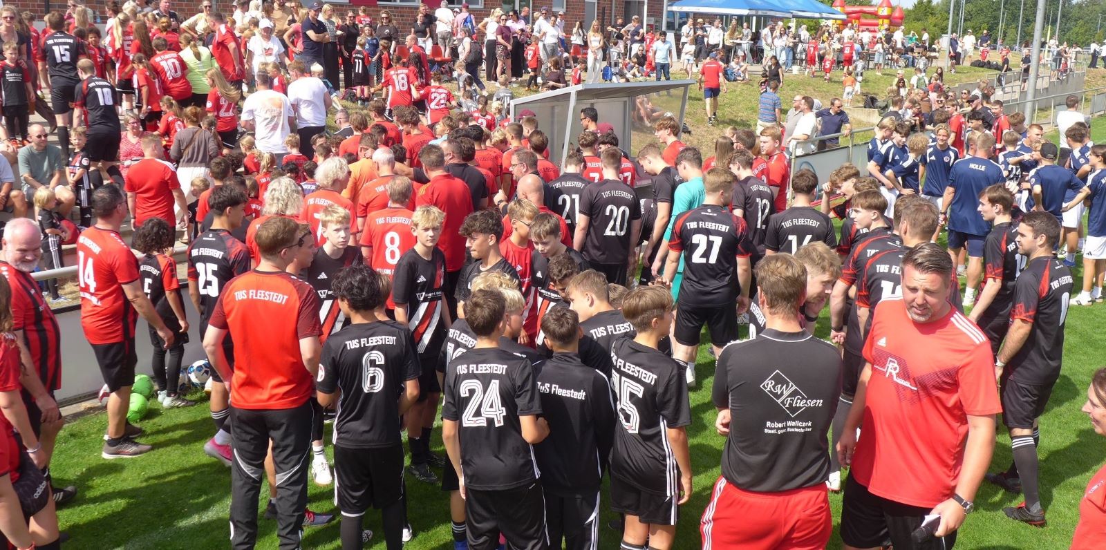 Bei der Saisoneröffnung der Fußballer beim TuS Fleestedt wurde ein großes Programm geboten. Foto: U. Vergin