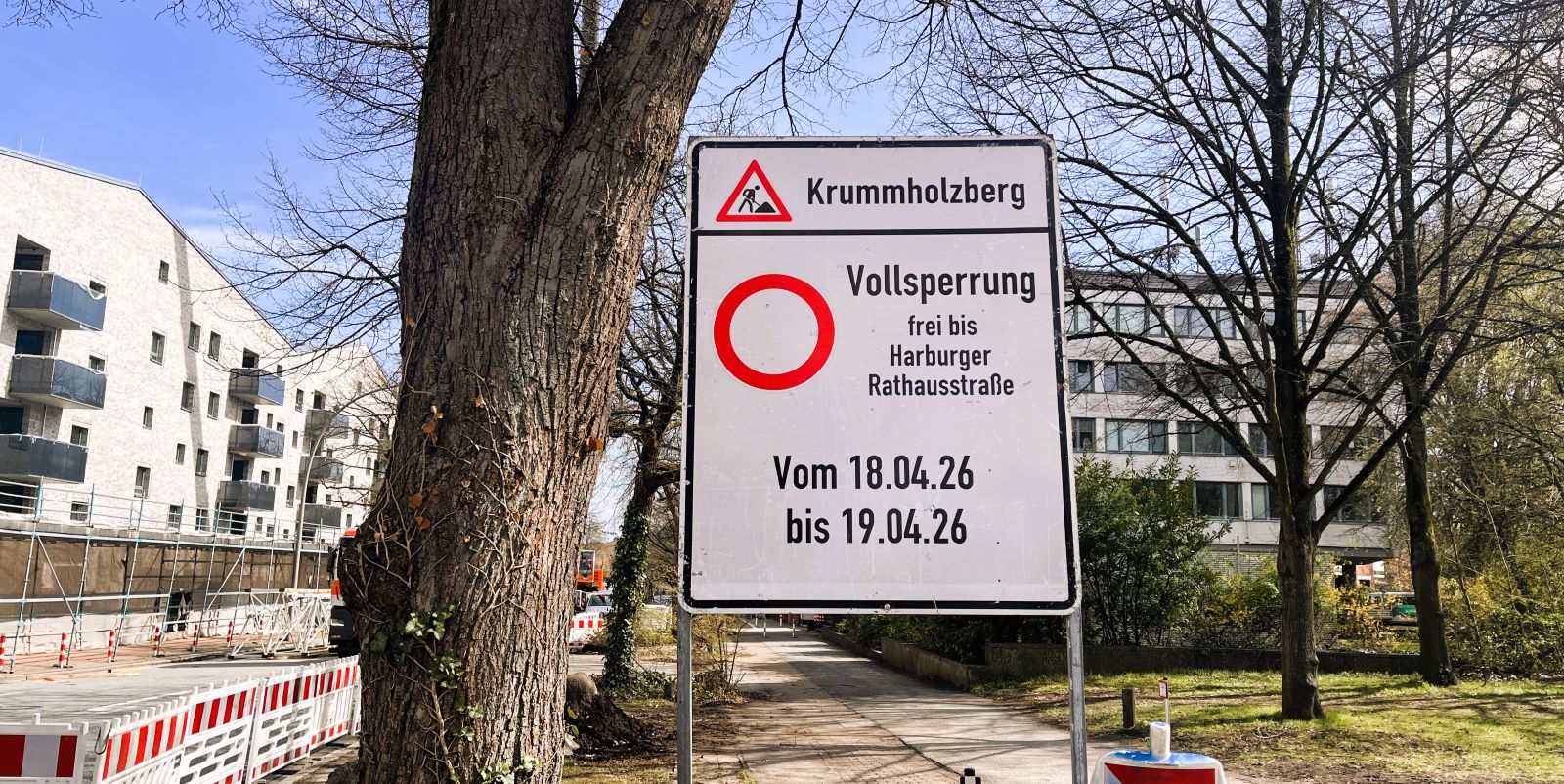 Mit großen Hinweistafeln werden die Autofahrer auf die Vollsperrung aufmerksam gemacht. Foto: Christian Bittcher