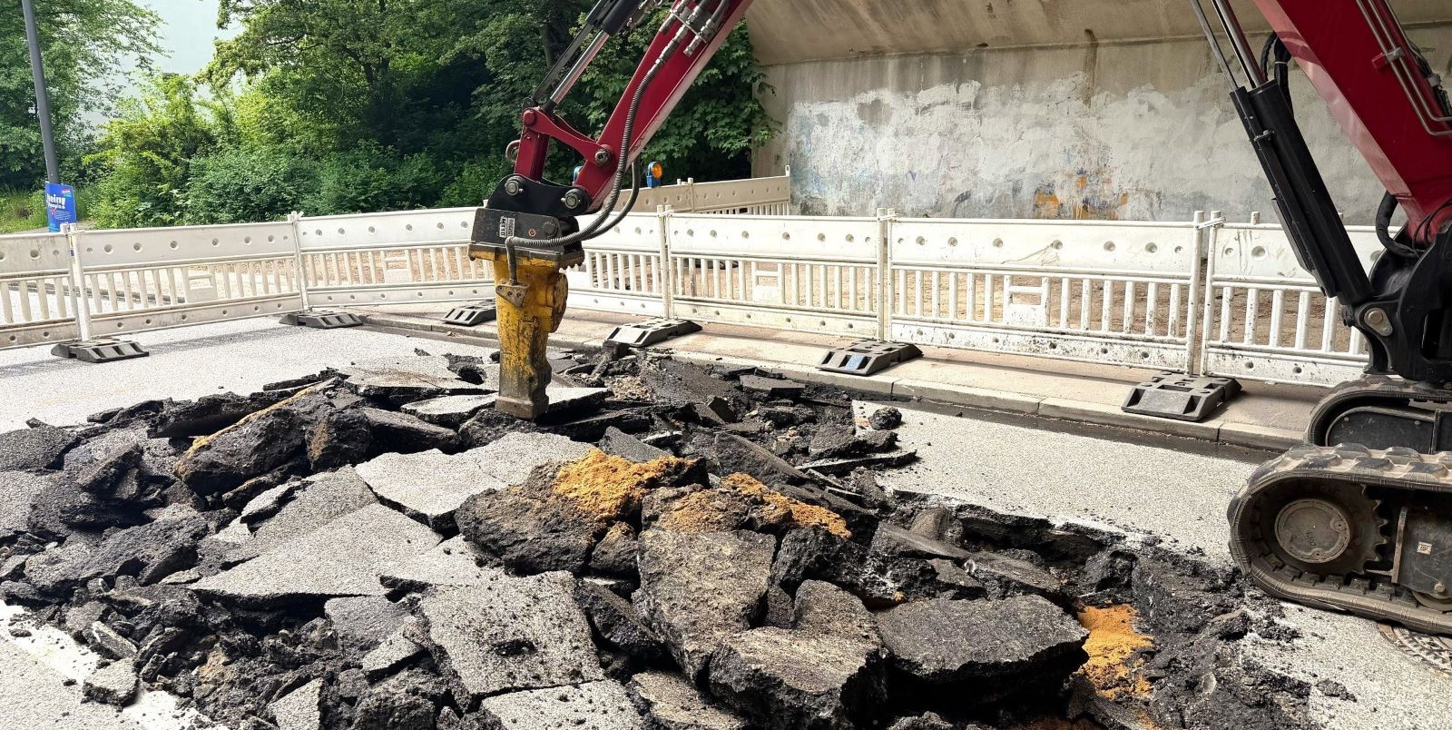 Der Asphalt am Marmstorfer Weg wurde nach dem Rohrbruch mit schwerem Gerät abgetragen. Foto: Lenthe-Medien