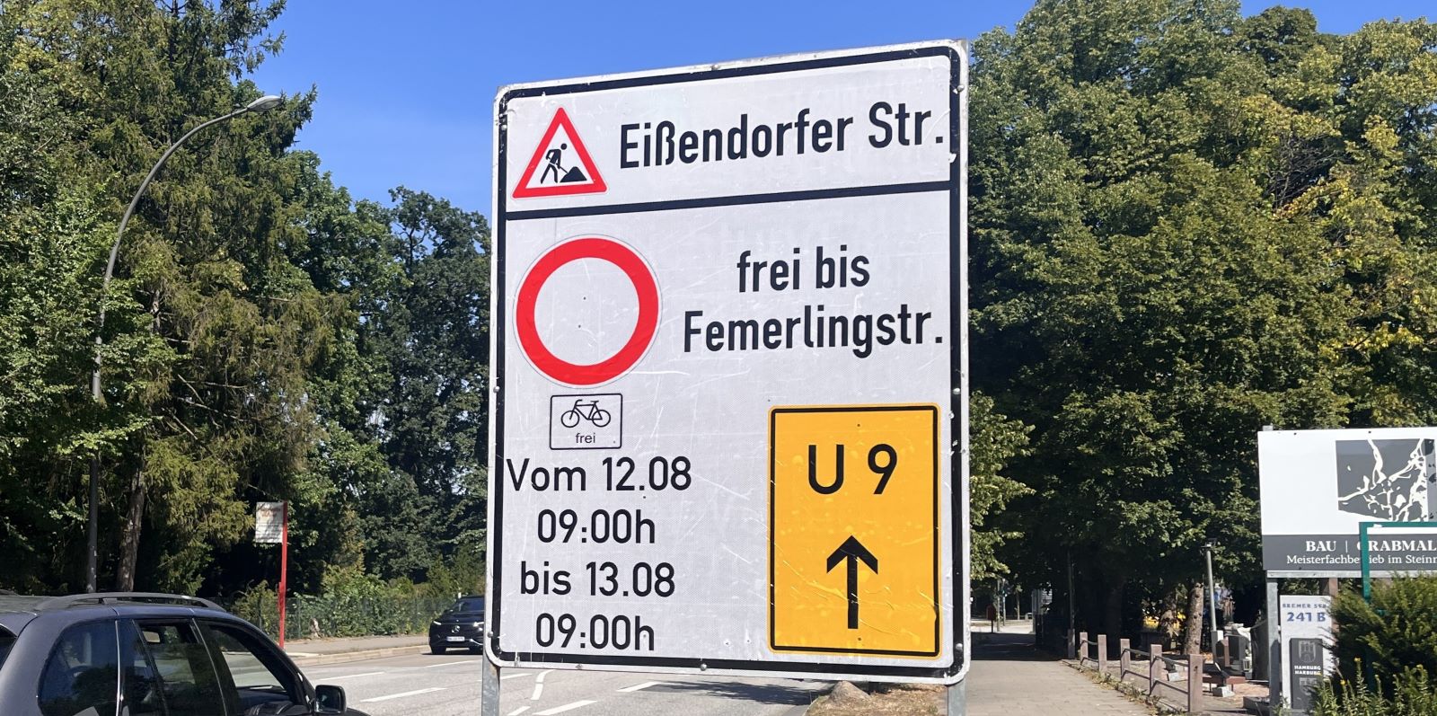 Mit großen Hinweistafeln, wie hier an der Bremer Straße, wird auf die Vollsperrung hingewiesen. Foto: Christian Bittcher 