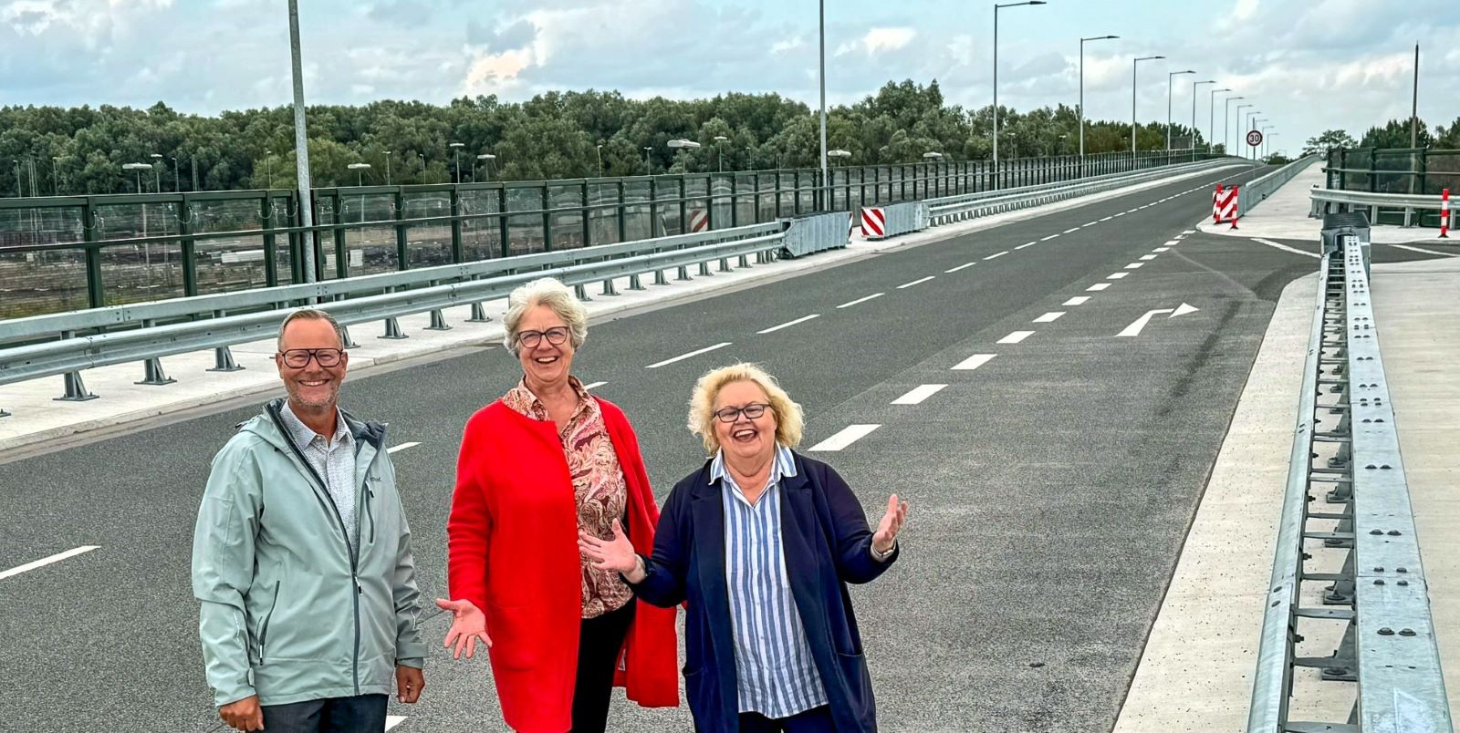 Große Freude bei Andreas Hein (Projektleiter, v.l.), Bürgermeisterin Emily Weede und Angelika Tumuschat-Bruhn (Ratsvorsitzende und Ortsbürgermeisterin von Maschen/Horst/Hörsten). Foto: Gemeinde Seevetal