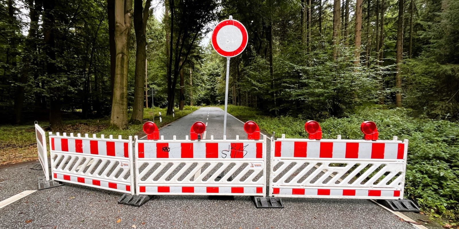 Hier gehts nicht weiter: Der Eißendorfer Waldweg ist jetzt eine Sackgasse. Foto: Christian Bittcher