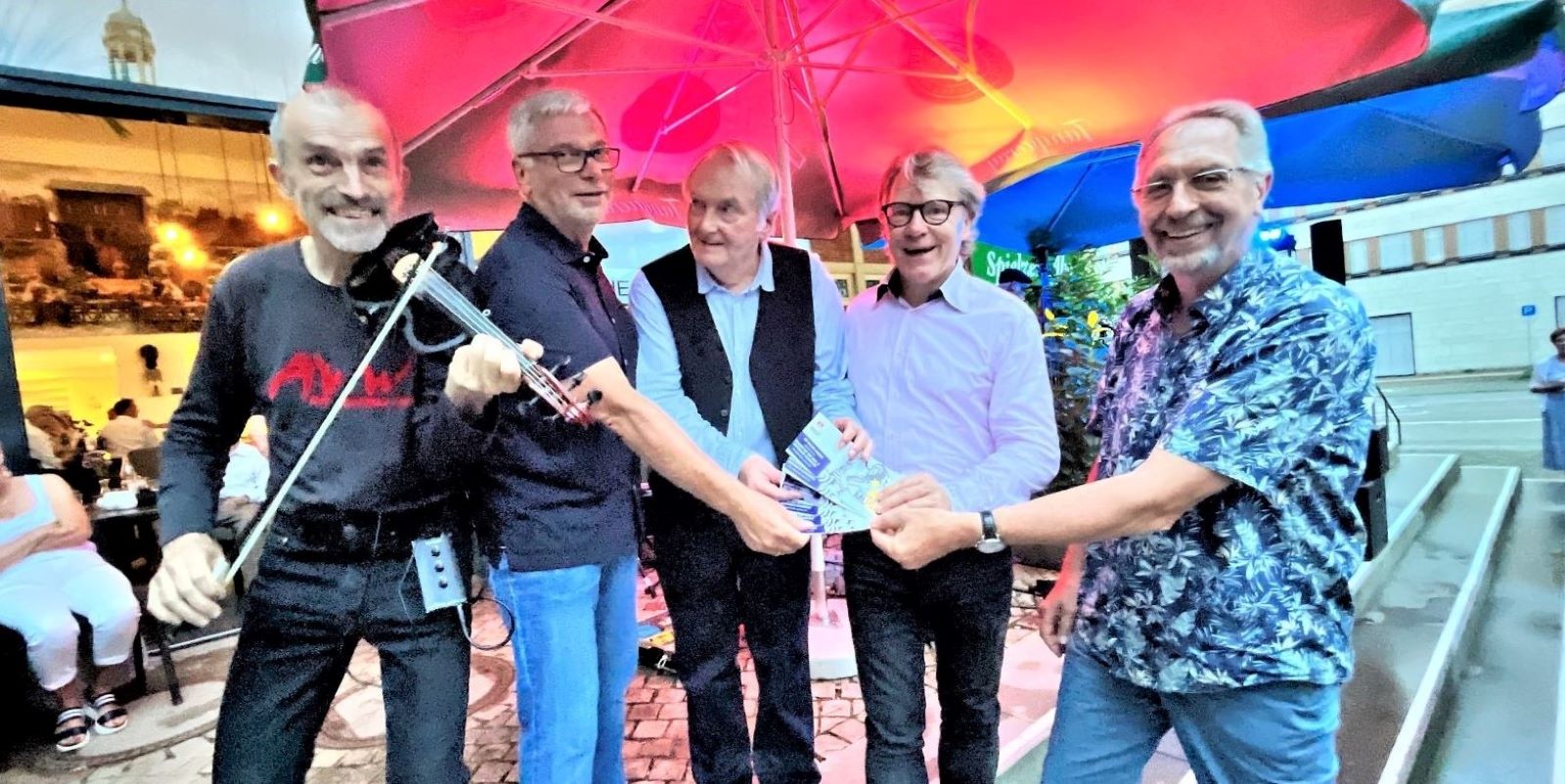 AWW-Geiger Helmut Stuarnig mit den Organisatoren der Veranstaltung: Wolfgang Bräuniger (v.l.), Hans Röhlig, Club-Präsident Thomas Neumann-Thieme und Gerrald Boekhoff. Foto: Christian Bittcher, 