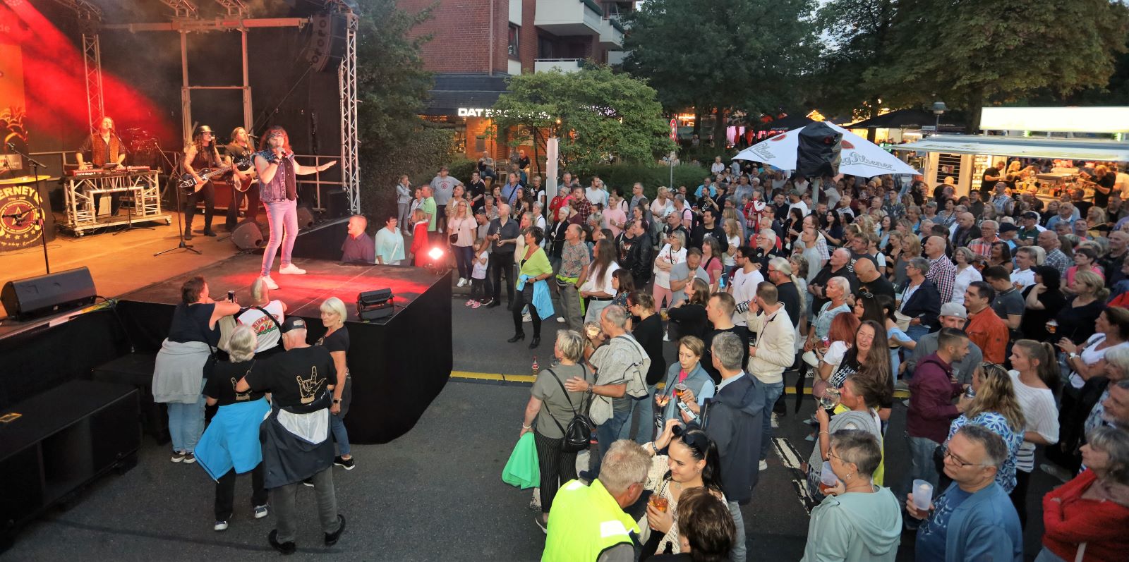 Dürfen natürlich beim Dorffest nocht fehlen: Die Stimmungsmacher von Boerney &amp; die Tri Tops. Foto: Christian Bittcher
