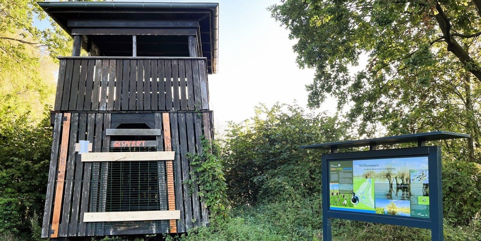 Der  gesperrte Aussichtsturm im Naturschutzgebiet. Foto: Gemeinde Seevetal