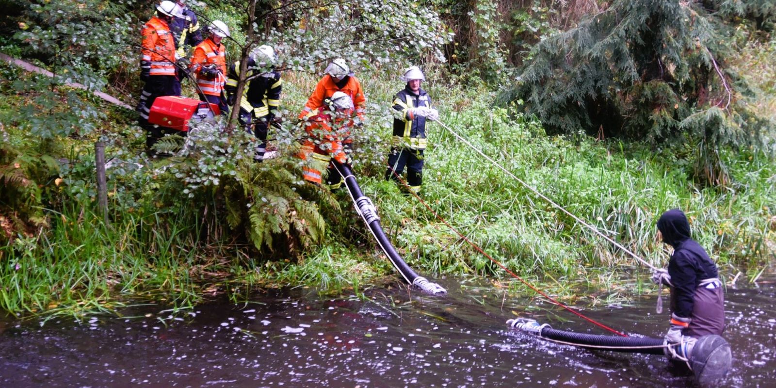 Um den Nachschub an Löschwasser zu sichern, musste bergauf eine Wasserversorgung aufgebaut werden. Foto: Feuerwehr